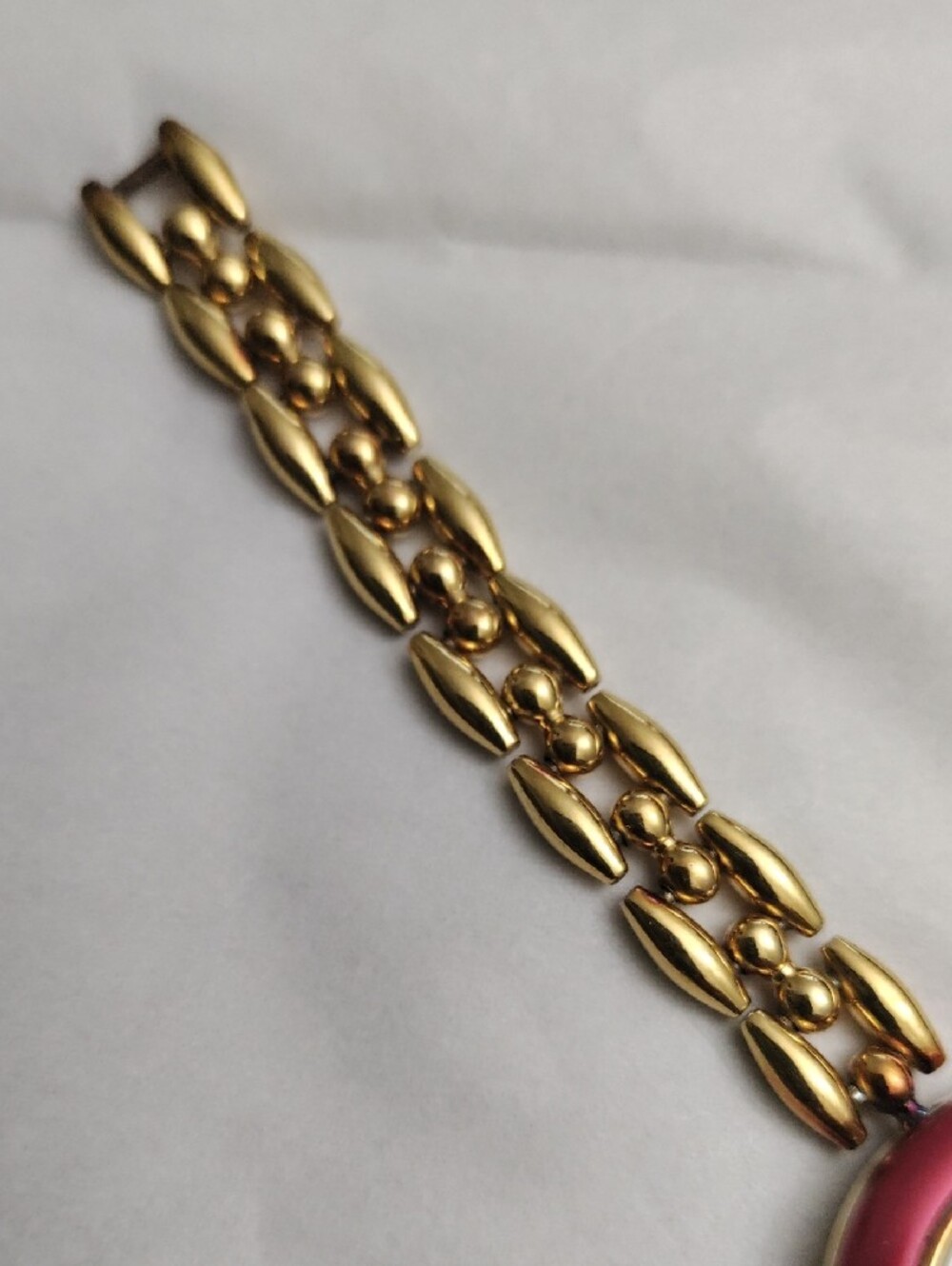 Gucci Gold Chain Bracelet Watch with Metallic Red Bezel - Picture 3 of 7